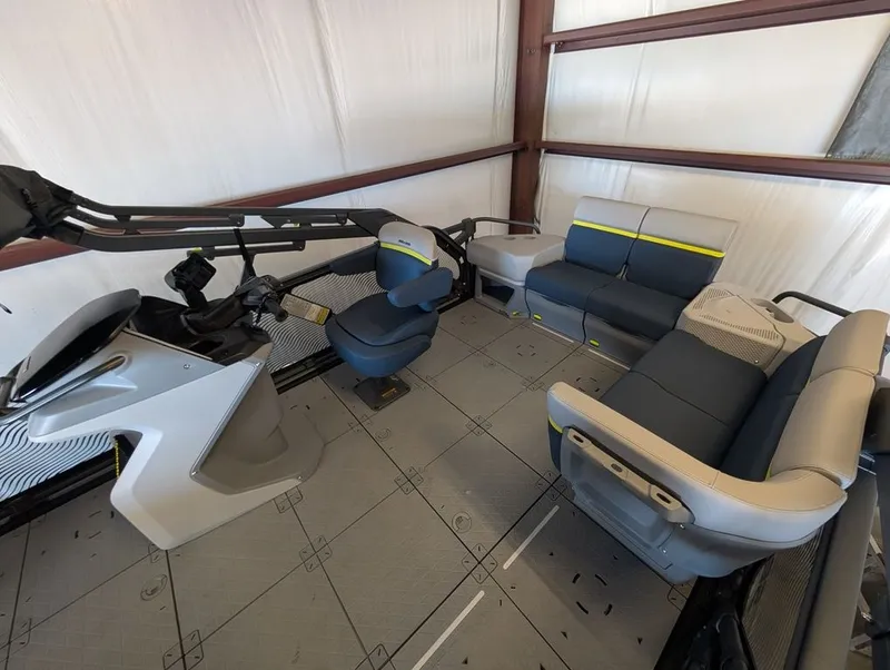 Slide: The Image of Sea-Doo Switch Cruise Limited 21 - 230 hp Painted 2025 - 8