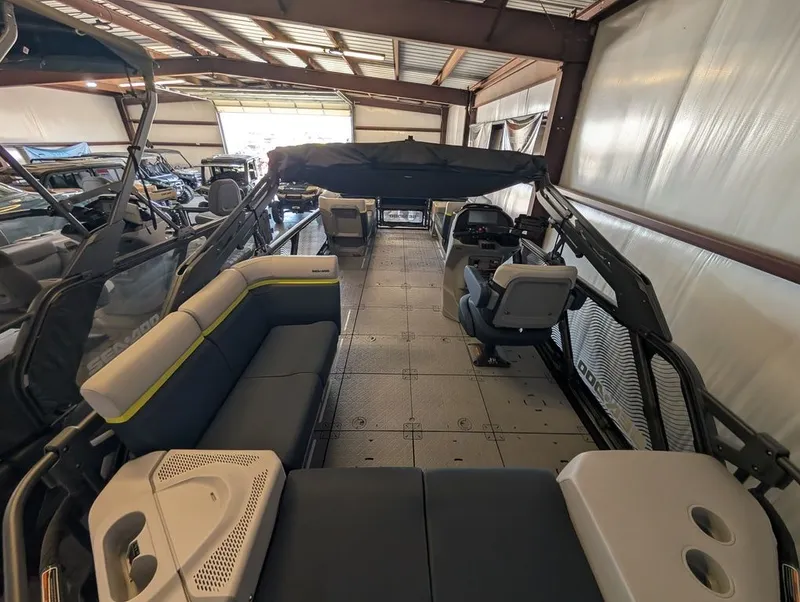 Slide: The Image of Sea-Doo Switch Cruise Limited 21 - 230 hp Painted 2025 - 7