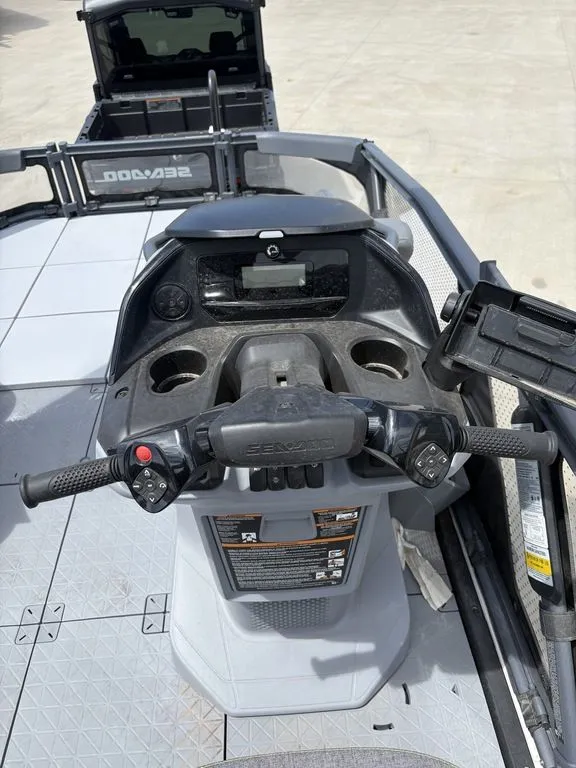 Slide: The Image of Sea-Doo Switch Sport 18 - 230 hp Painted 2025 - 9