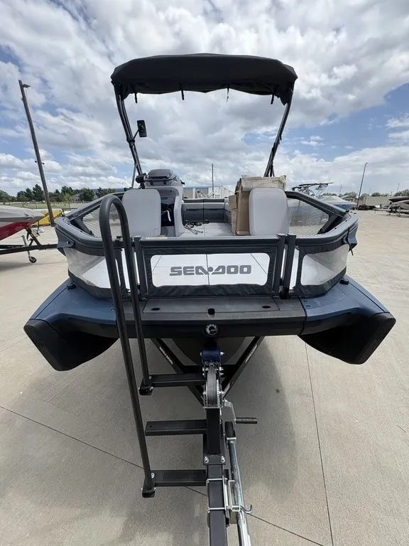 Slide: The Image of Sea-Doo Switch Sport 18 - 230 hp Painted 2025 - 4