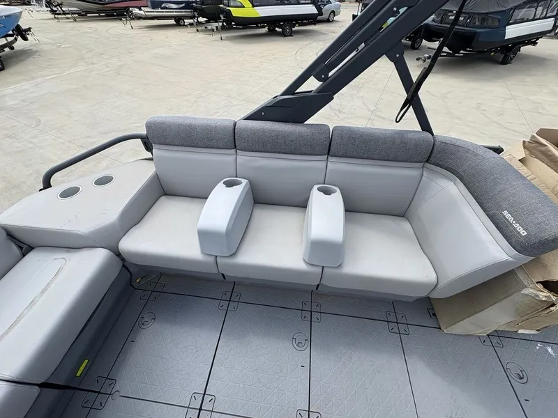 Slide: The Image of Sea-Doo Switch Sport 18 - 230 hp Painted 2025 - 6