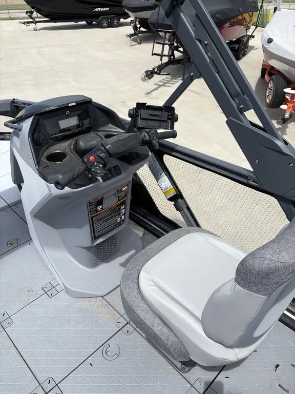Slide: The Image of Sea-Doo Switch Sport 18 - 230 hp Painted 2025 - 8