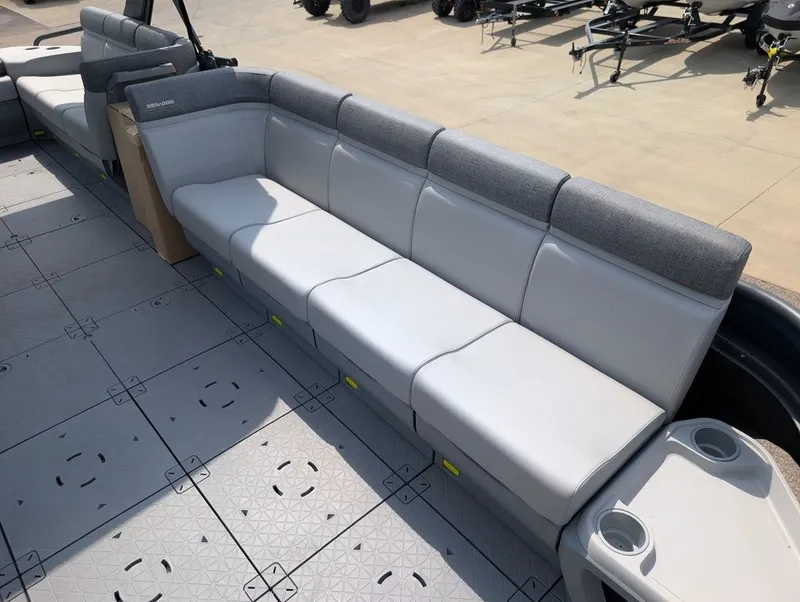Slide: The Image of Sea-Doo Switch Cruise 21 - 230 hp Painted 2025 - 7