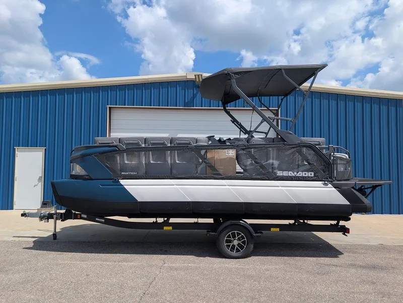 Slide: The Image of Sea-Doo Switch Cruise 21 - 230 hp Painted 2025 - 1
