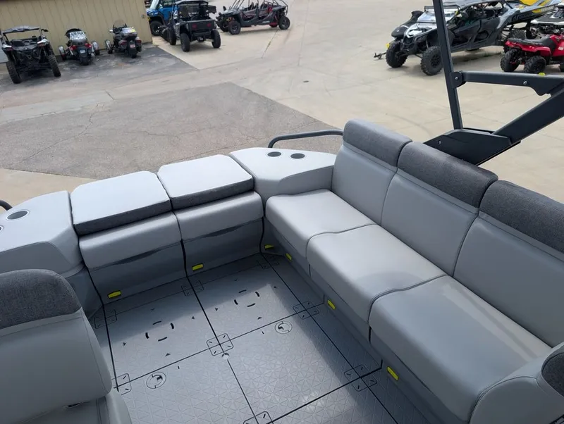 Slide: The Image of Sea-Doo Switch Cruise 21 - 230 hp Painted 2025 - 8