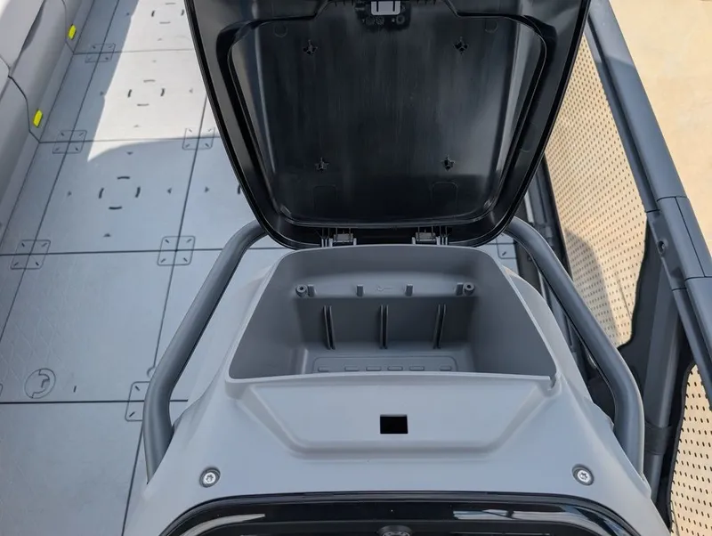 Slide: The Image of Sea-Doo Switch Cruise 21 - 230 hp Painted 2025 - 13