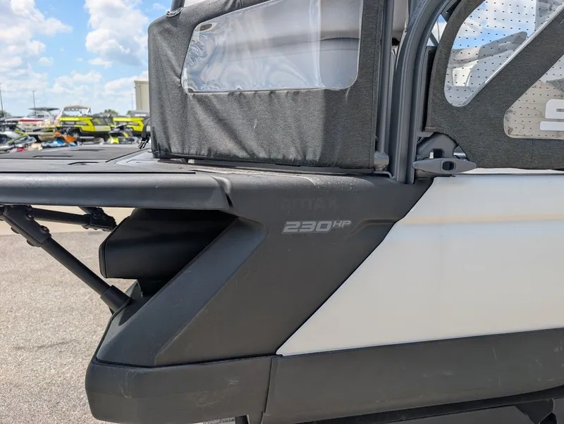 Slide: The Image of Sea-Doo Switch Cruise 21 - 230 hp Painted 2025 - 4