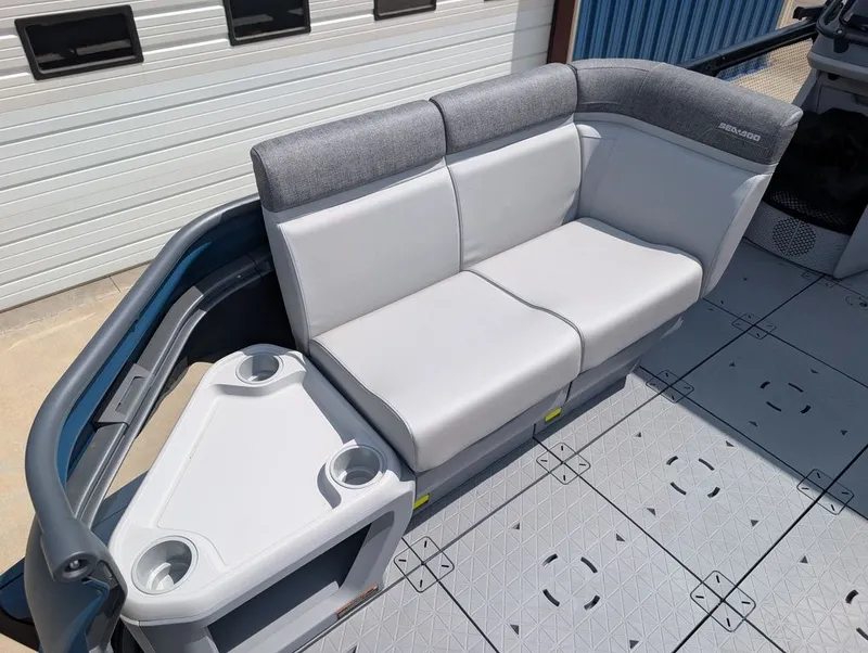 Slide: The Image of Sea-Doo Switch Cruise 21 - 230 hp Painted 2025 - 6