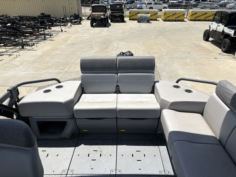 Slide: The Image of Sea-Doo Switch Cruise 21 - 230 hp Painted 2025 - 9