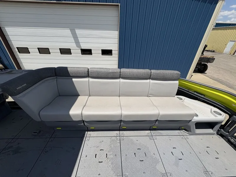 Slide: The Image of Sea-Doo Switch Cruise 21 - 230 hp Painted 2025 - 7