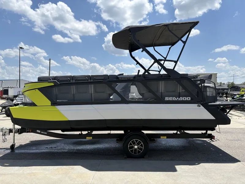 Slide: The Image of Sea-Doo Switch Cruise 21 - 230 hp Painted 2025 - 3