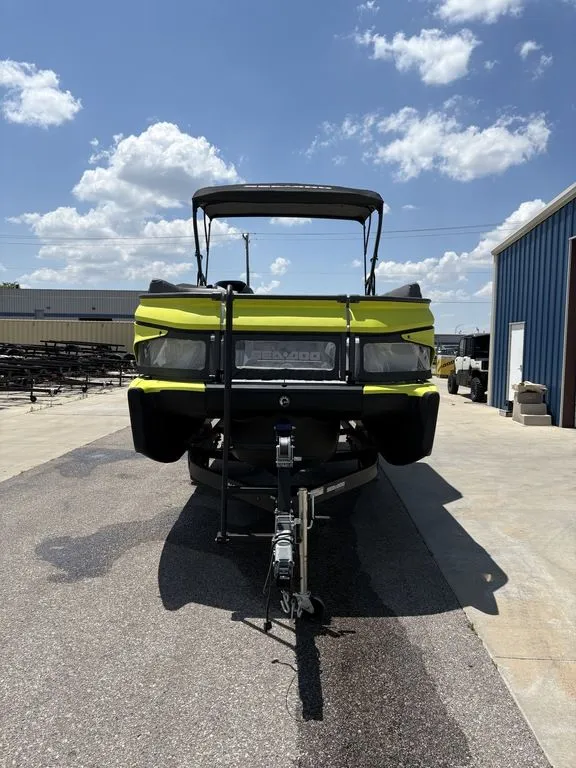 Slide: The Image of Sea-Doo Switch Cruise 21 - 230 hp Painted 2025 - 2