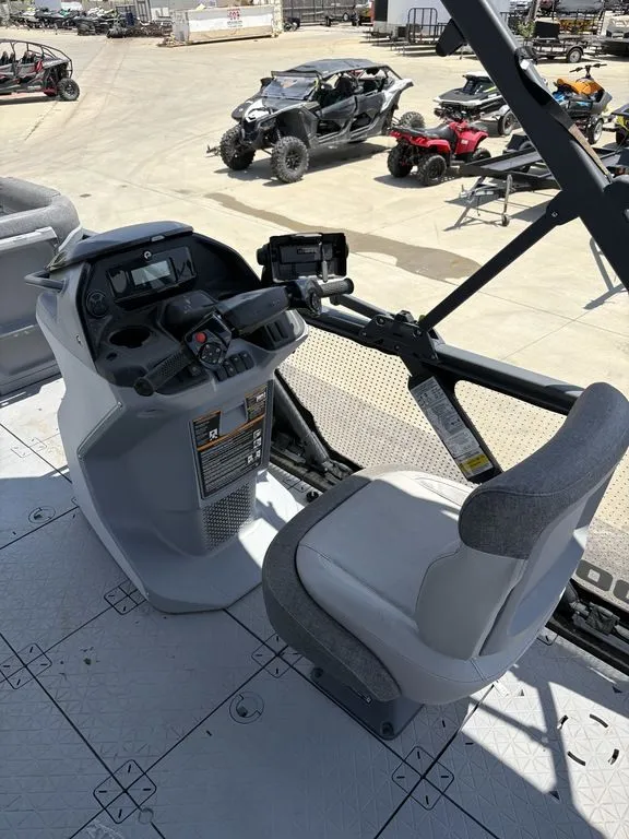 Slide: The Image of Sea-Doo Switch Cruise 21 - 230 hp Painted 2025 - 10