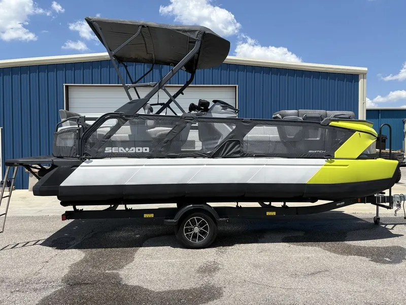 Slide: The Image of Sea-Doo Switch Cruise 21 - 230 hp Painted 2025 - 1