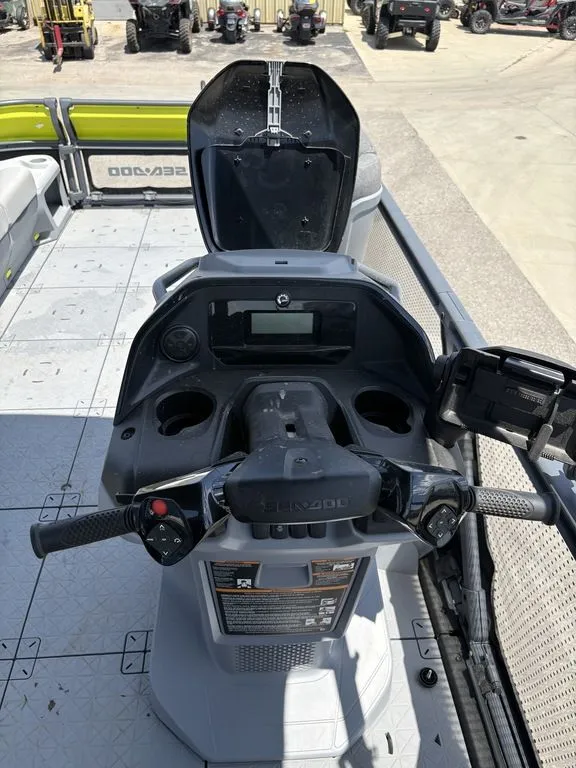 Slide: The Image of Sea-Doo Switch Cruise 21 - 230 hp Painted 2025 - 11