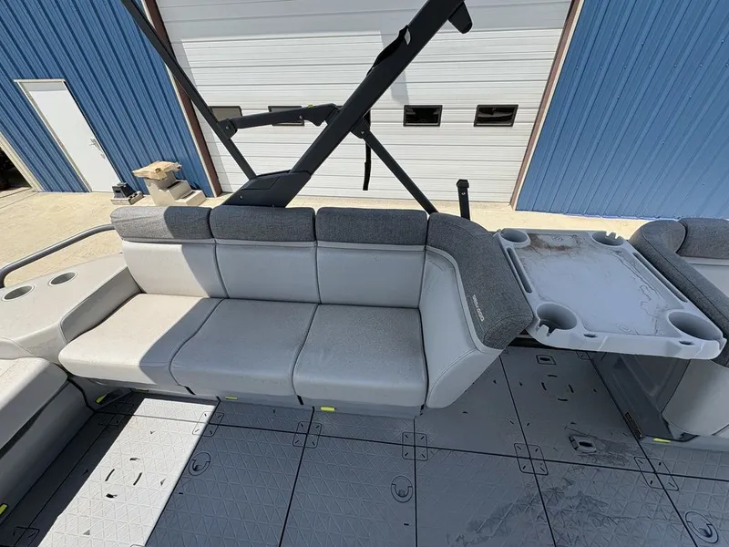 Slide: The Image of Sea-Doo Switch Cruise 21 - 230 hp Painted 2025 - 8