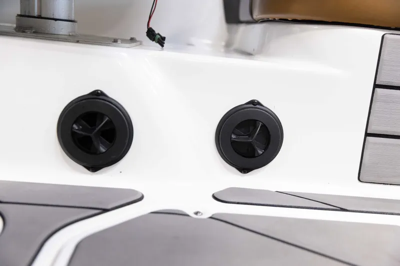 Slide: The Image of Malibu 23 LSV 2020 - 23