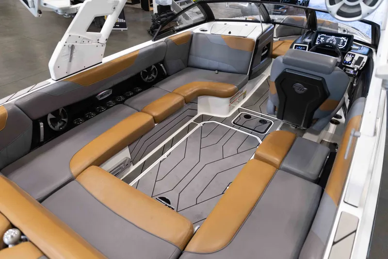 Slide: The Image of Malibu 23 LSV 2020 - 24