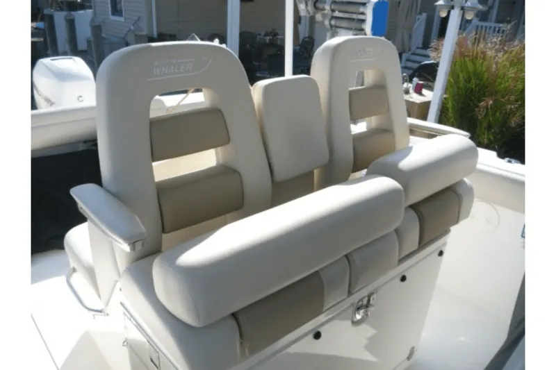 Slide: The Image of Boston Whaler 330 OUTRAGE 2017 - 11