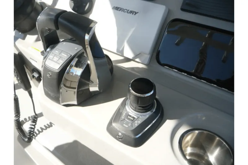 Slide: The Image of Boston Whaler 330 OUTRAGE 2017 - 14