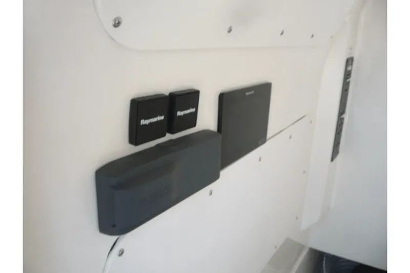 Slide: The Image of Boston Whaler 330 OUTRAGE 2017 - 15