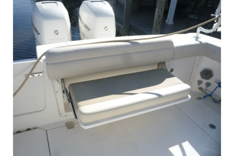 Slide: The Image of Boston Whaler 330 OUTRAGE 2017 - 2