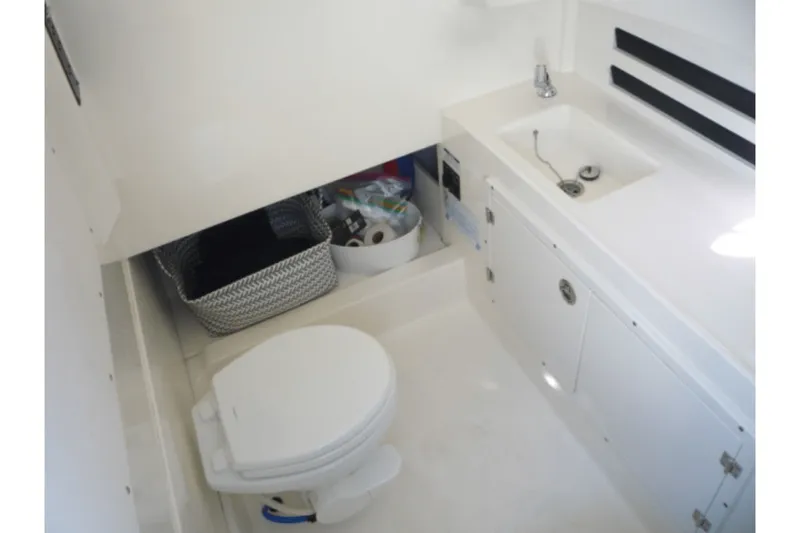 Slide: The Image of Boston Whaler 330 OUTRAGE 2017 - 20