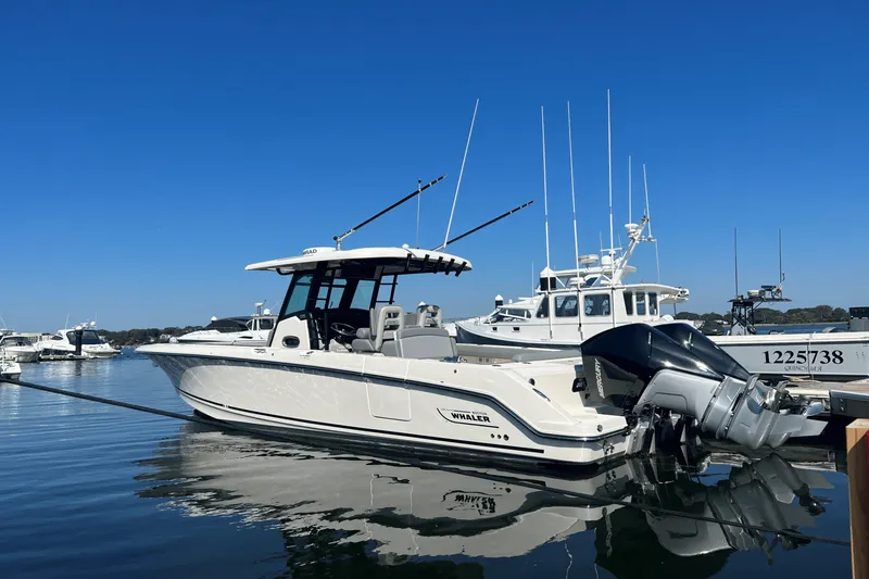 Slide: The Image of Boston Whaler 330 OUTRAGE 2023 - 2