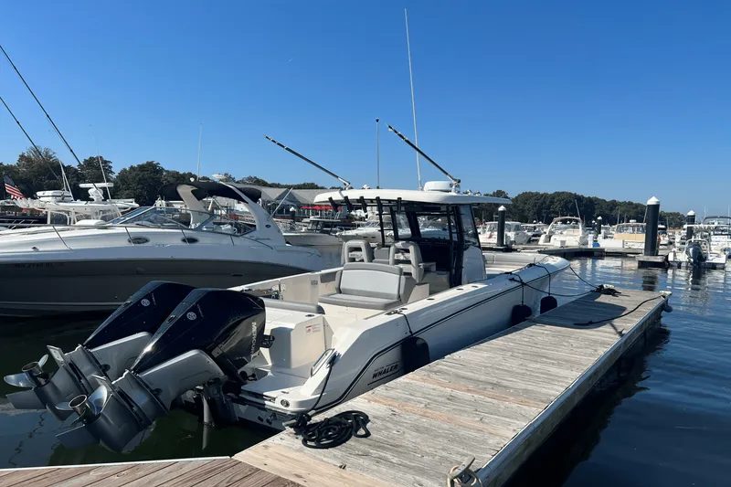 Slide: The Image of Boston Whaler 330 OUTRAGE 2023 - 3