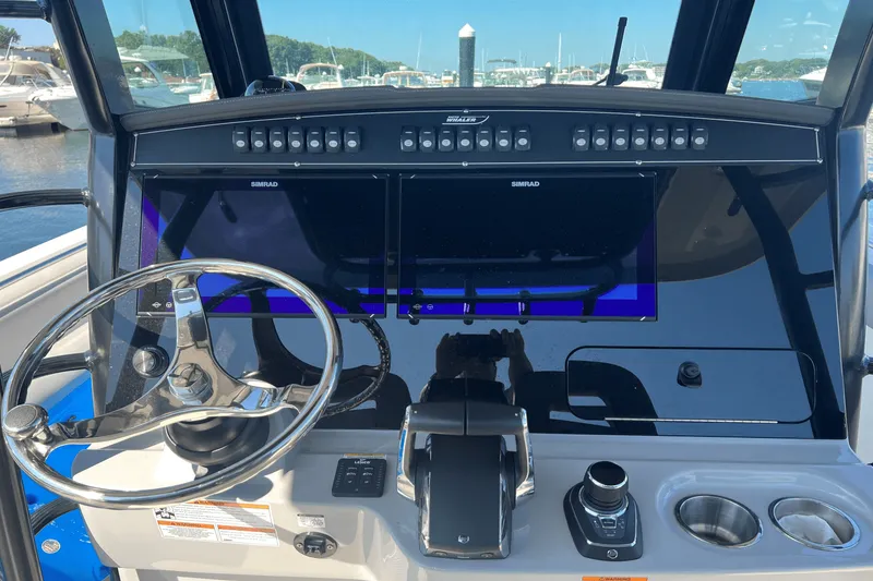 Slide: The Image of Boston Whaler 330 OUTRAGE 2023 - 4
