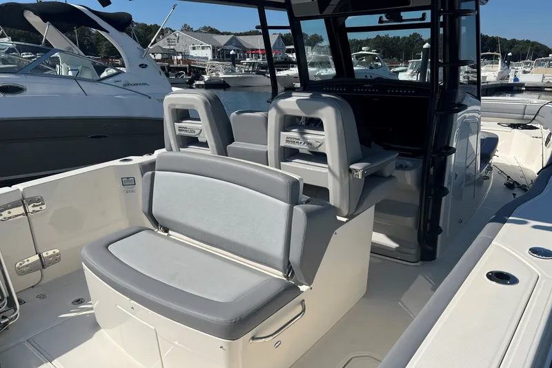 Slide: The Image of Boston Whaler 330 OUTRAGE 2023 - 5