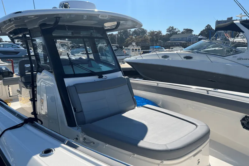 Slide: The Image of Boston Whaler 330 OUTRAGE 2023 - 6
