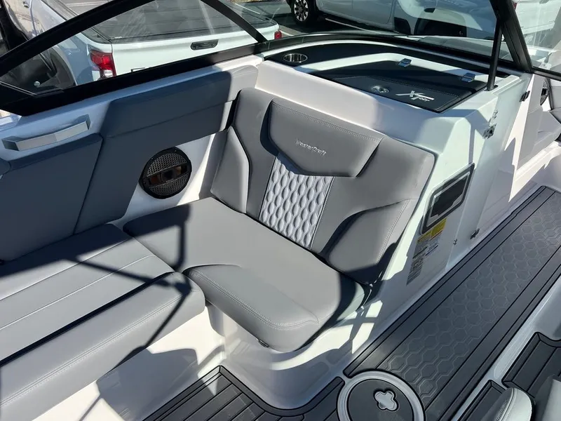 Slide: The Image of MasterCraft XT22 T 2024 - 12