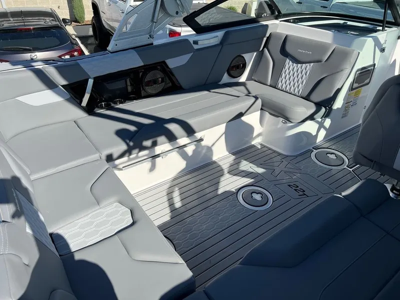 Slide: The Image of MasterCraft XT22 T 2024 - 9