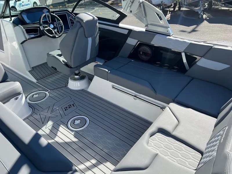 Slide: The Image of MasterCraft XT22 T 2024 - 8