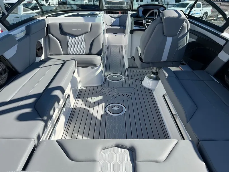 Slide: The Image of MasterCraft XT22 T 2024 - 7