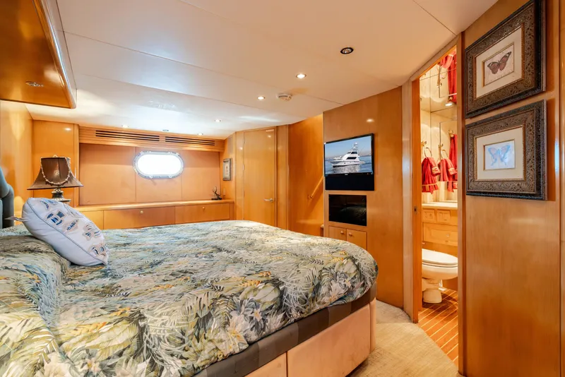 Slide: The Image of Hatteras 70 Convertible 2000 - 40