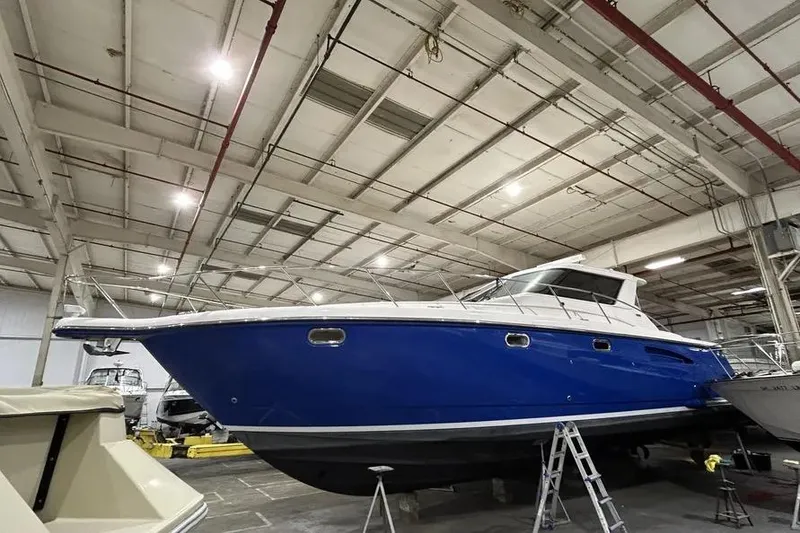 Slide: The Image of Tiara 4400 Sovran 2004 - 11