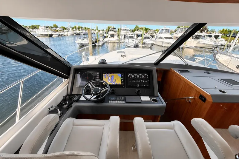 Slide: The Image of Riviera 575 SUV 2021 - 38