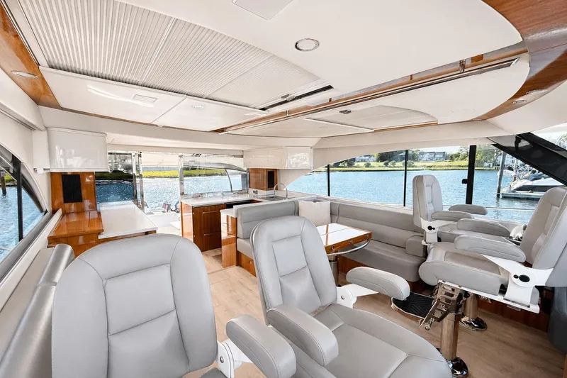 Slide: The Image of Riviera 575 SUV 2021 - 37