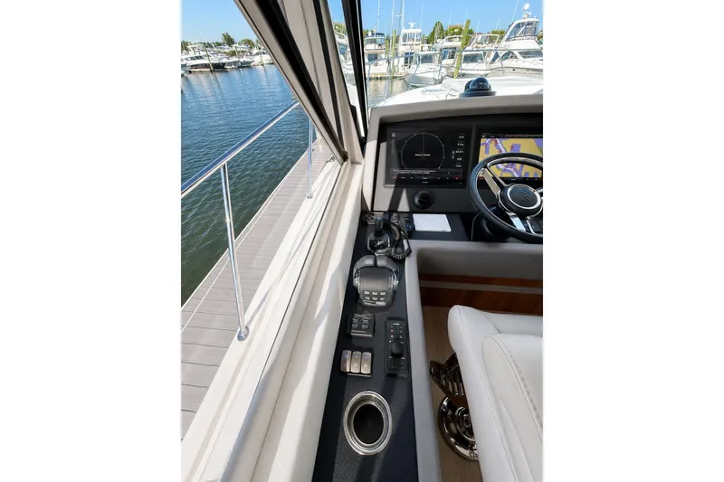 Slide: The Image of Riviera 575 SUV 2021 - 40