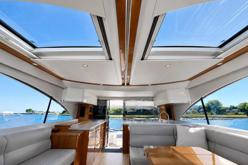Slide: The Image of Riviera 575 SUV 2021 - 34