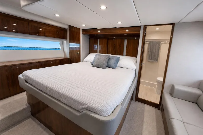 Slide: The Image of Riviera 575 SUV 2021 - 52
