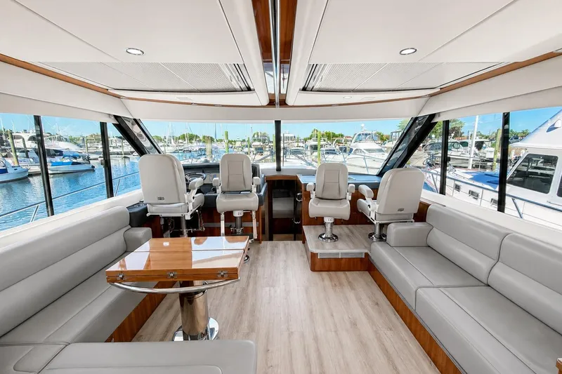 Slide: The Image of Riviera 575 SUV 2021 - 32