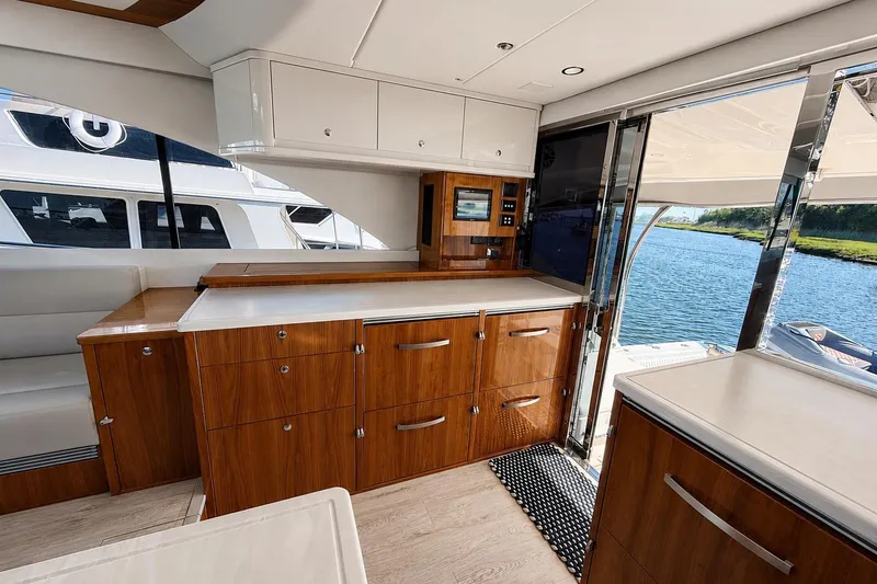 Slide: The Image of Riviera 575 SUV 2021 - 28