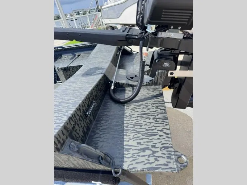 Slide: The Image of Gator-Tail 17/50 Mid-Deck Savage 2026 - 8