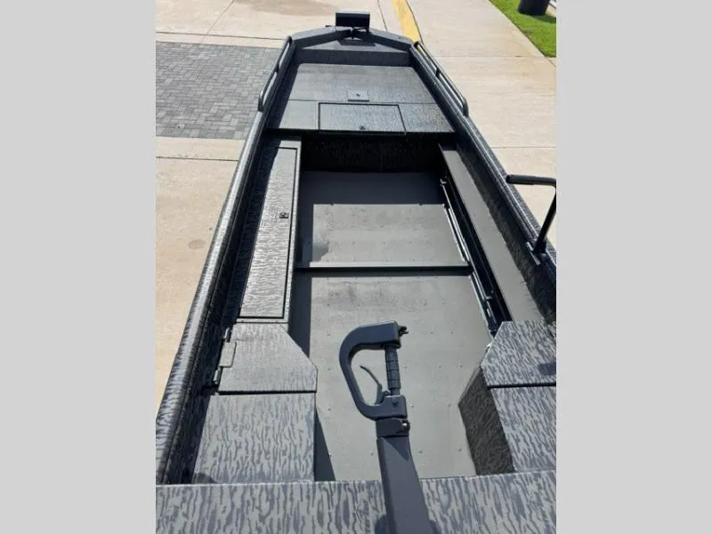 Slide: The Image of Gator-Tail 17/50 Mid-Deck Savage 2026 - 9