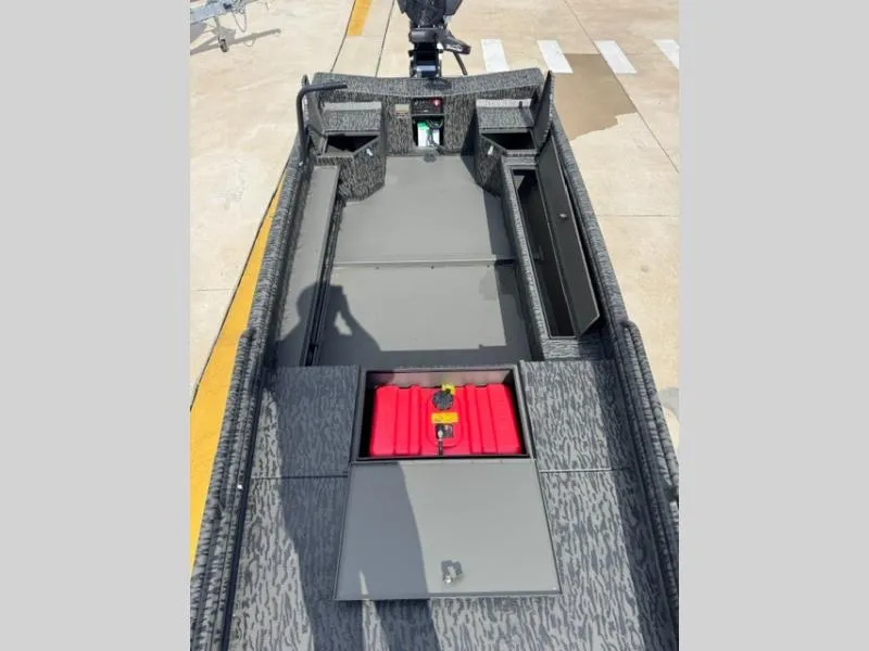 Slide: The Image of Gator-Tail 17/50 Mid-Deck Savage 2026 - 10