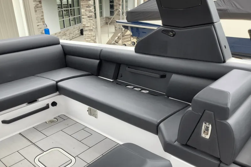 Slide: The Image of Aviara AV28 Surf 2024 - 11