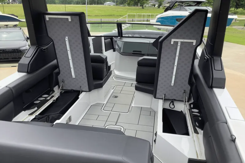 Slide: The Image of Aviara AV28 Surf 2024 - 12